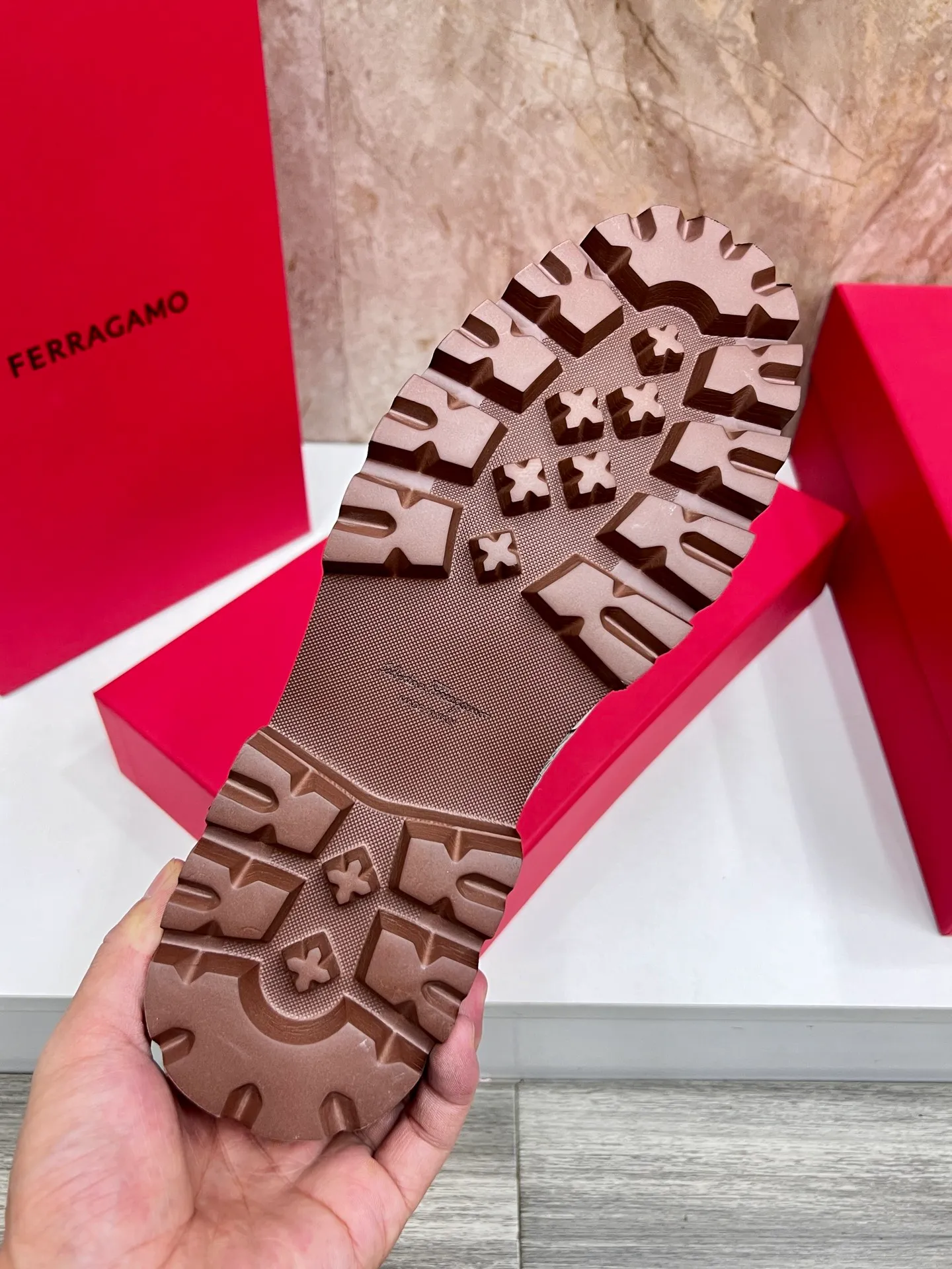 Original quality P580 Brand: Ferragamo Standard size: Men's size 38/44 (45.46 can be customized) Grade: Same style as the official website High-quality men's shoes Material: Customized first-layer calfskin with water-dyed cowhide lining Cowhide tiptoe Original non-slip and wear-resistant rubber outsole Style category: Men's formal business leather shoes are young and fashionable European and American trends British style Casual matching and comfortable feet Color: actual picture